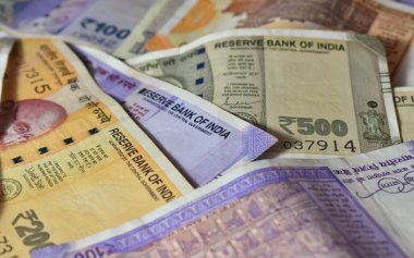 Hint para biriminin seçici odak noktası notu ile Hindistan 'ın rezerv bankası metni.