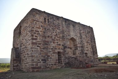 Hindistan 'da ortaçağ döneminden kalma eski bir taş binanın gün içindeki seçici bir fotoğrafı..