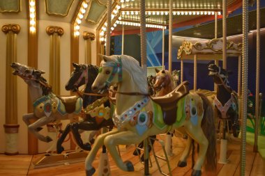 Atlı atların seçici odak noktası bir kapalı stadyum etrafında dolaşır. Buna Atlıkarınca da denir.