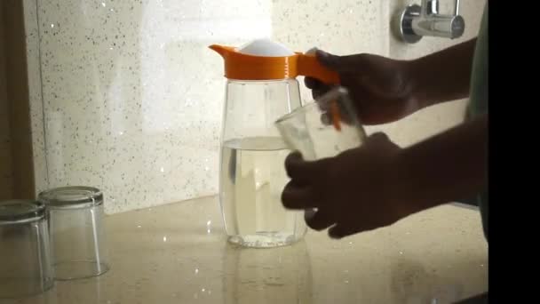Närbild Video Asiatisk Man Fylla Ett Glas Torktumlare Med Dricksvatten — Stockvideo