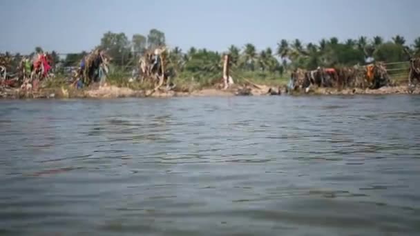 Närbild Vatten Som Rinner Flod Helig Stad Indien Med Skräp — Stockvideo
