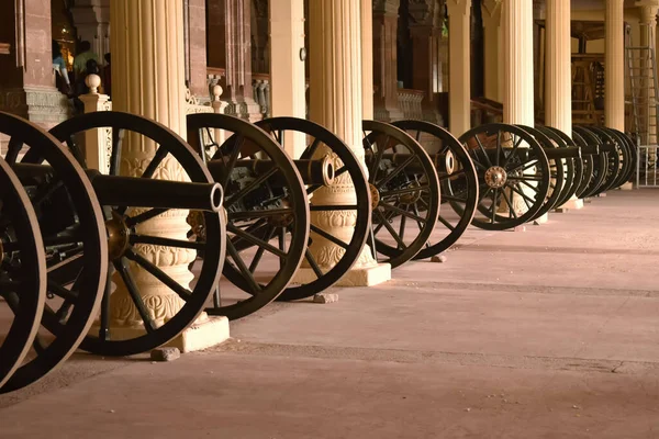 Hindistan 'daki Mysore Sarayı' nın önünde sıralanmış top mermilerinin seçici odak noktası.
