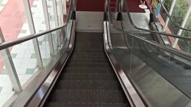 A Video of an escalator automatically moving down in a mall