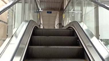 A Video of an escalator automatically moving down in a mall