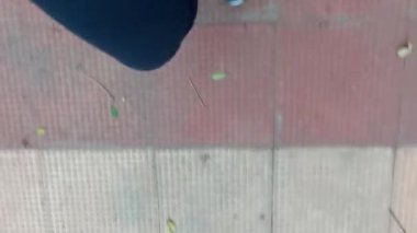 Spor ayakkabı giyen bir adamın videosu.