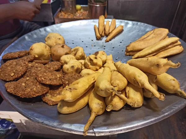 Pandangan Tertutup Dari Makanan Ringan Goreng India Disiapkan Dan Ditampilkan — Stok Foto