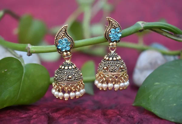 Μια Κοντινή Άποψη Ενός Ινδικού Σχεδιασμένα Κοσμήματα Όπως Σκουλαρίκια Λευκά — Φωτογραφία Αρχείου