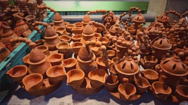 Hindistan 'da satılık toprak lambalarının ya da Diya' nın yakın plan fotoğrafı.