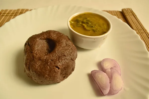 Ragi Mudde ya da Ragi topları denilen Karnataka 'nın lezzetinin yakın plan seçmeli resmi..