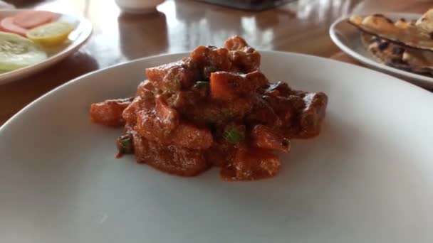 这是一个特写视频 讲述了一个印度素食咖喱在一个白盘上 在餐馆里冒着烟的情景 — 图库视频影像