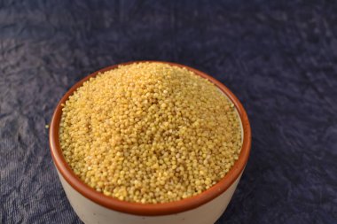 Kasedeki tilki kuyruklu Millet tanelerinin yakın plan fotoğrafı. Millet, sağlıklı yiyecekler..