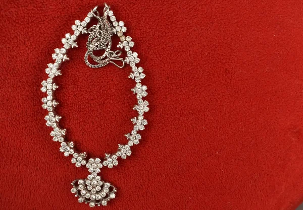 Zbliżenie Selektywny Obraz Ostrości Diamentowego Naszyjnika Czerwonym Tle Biżuteria Indyjska — Zdjęcie stockowe
