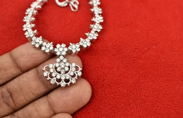 Närbild Selektiv Fokus Bild Diamond Halsband Mot Röd Bakgrund Indiska — Stockfoto