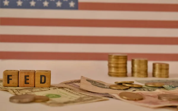 FED harflerinin yakın plan seçmeli resmi para birimi notları ve USA Flag 'in arka planına karşı