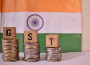 Hint Bayrağı 'nın arka planındaki GST harflerinin yakın plan seçmeli odak resmi