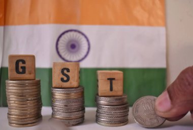 Hint Bayrağı 'nın arka planındaki GST harflerinin yakın plan seçmeli odak resmi