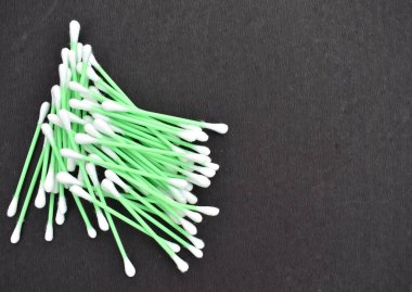 Pamuk kulaklıklarının yakın plan bir fotoğrafı etrafa saçıldı.