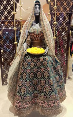 Hindistan 'daki bir alışveriş merkezinde güzel bir Lehenga' nın yakın plan fotoğrafı. Geleneksel Hint Kadınları Elbisesi