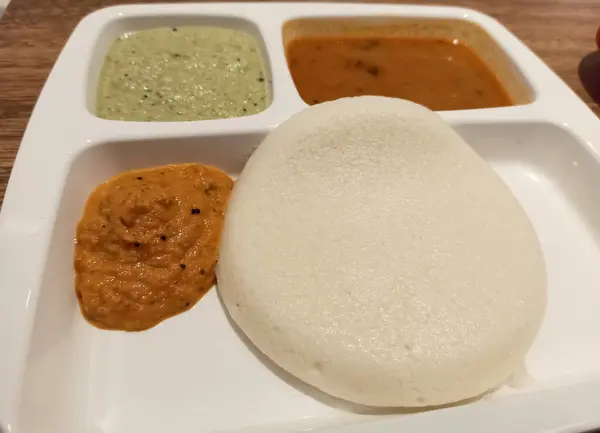 Hint yemeğinin yakından çekilmiş bir resmi. Adı Idly, baharat ve sambar..