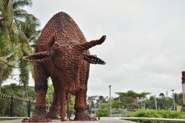 Parka monte edilmiş bir Boğa heykelinin yakın plan fotoğrafı.