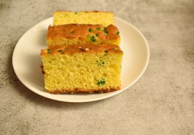 Beyaz bir tabakta renkli erikli lezzetli bir meyveli pastanın yakın çekimi.