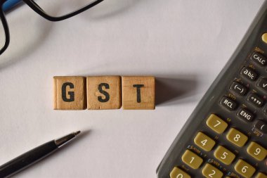 GST harflerinin Hint parasıyla yakın plan seçici odak fotoğrafı..