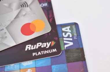 Visa, Rupay 'ın banka kartlarının yakın plan resmi ve beyaz bir arkaplan karşısındaki ana kart.