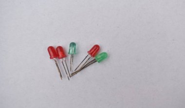 Beyaz arkaplana karşı Diode- LED yayan bir ışığın yakın plan resmi.