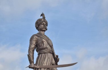 Hindistan 'ın Bangalore şehrinde güneşli bir günde Kempe Gowda heykelinin manzaralı bir resmi.