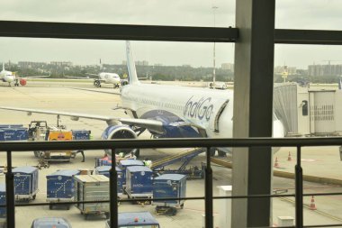 Havaalanındaki bavulları yüklenmiş Indigo Aircraft 'ın bir resmi..