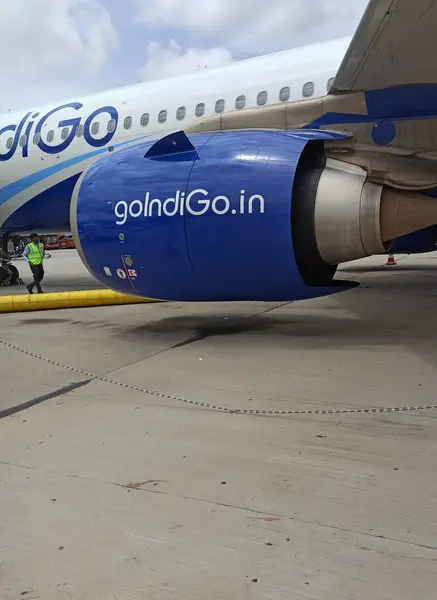 Havaalanındaki Indigo uçağının kalkışa hazır bir görüntüsü..