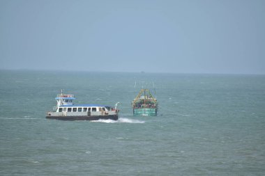 Güneşli bir günde Arap Okyanusu 'nun ortasında yüzen bir vapur ya da feribotun yakın plan fotoğrafı..