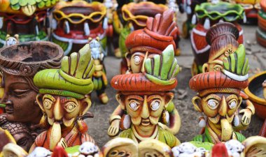 Hindistan sokaklarında satılan Terra-cotta oyuncaklarının yakın plan fotoğrafı..