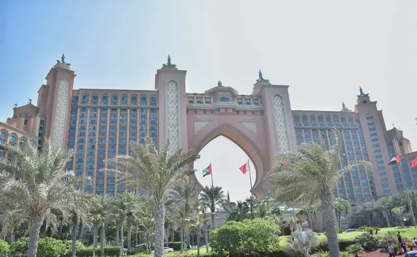 Gündüz vakti, Dubai 'deki ünlü Atlantis Oteli' nin manzaralı bir resmi..