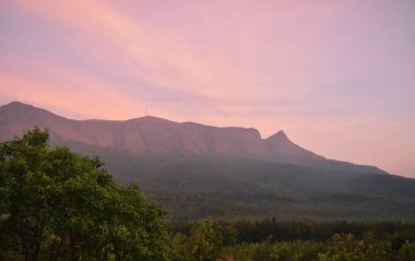 Hindistan 'daki Chikkamagaluru' da güneş doğarken mullayanagiri zirvesinin güzel manzarası..