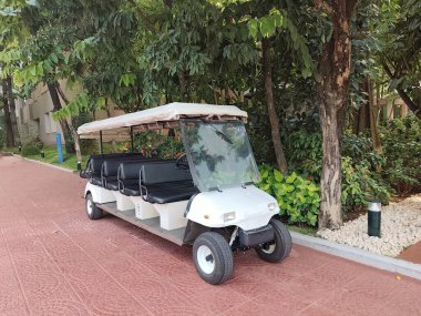 Kampüste park etmiş faytonlu elektrikli araç.