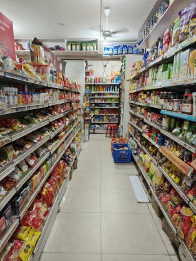 Bir alışveriş merkezinde FMCG ile dolu rafların ve rafların seçici odak görünümü