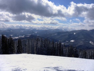 Kışın karlı dağlar