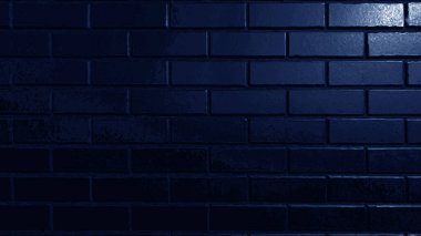 Duvarda parlak mavi boyalı tuğla motifi var.