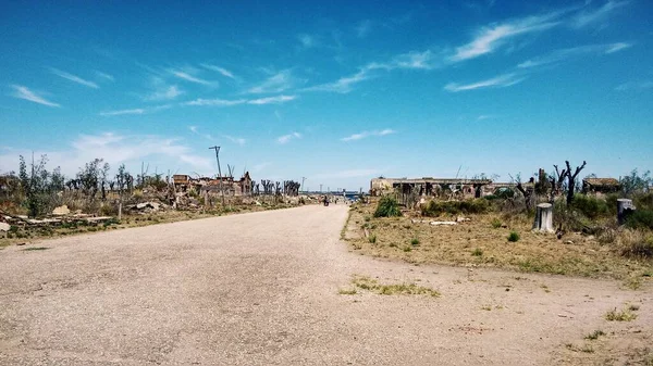Opuszczone Miasto Pustynia Zniszczone Budynki Niebo Niebieskie Chmury — Zdjęcie stockowe