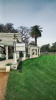 Çayırların arasında, gölün yanında.