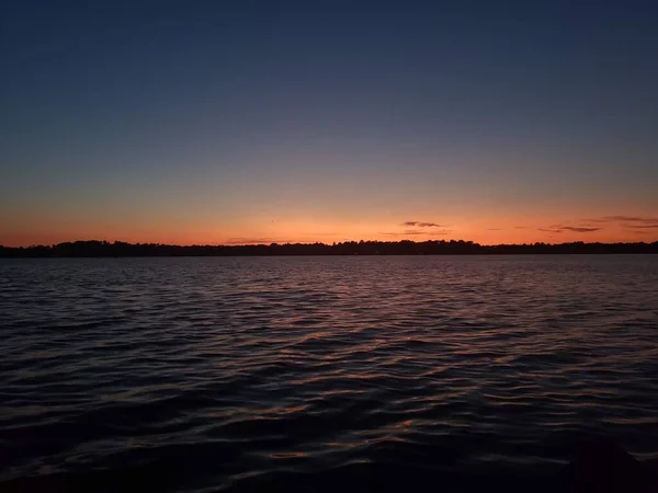 Impresionante Puesta Sol Sobre Lago — Foto de Stock