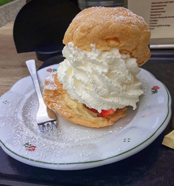 Pasta çatalıyla pasta tabağında çilekli kremalı börek..