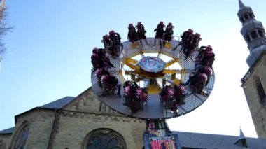 Soest, Almanya - 5 Kasım 2022. Tipik panayır gezisi, fuarın adı Allerheiligenkirmes, Avrupa 'nın en büyük eski kasaba fuarı. Bayım. Yerçekimi.