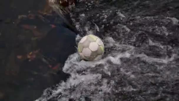 Футбольный Мяч Плавает Реке Ленне Альтена Германия — стоковое видео