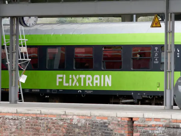 Hagen, Almanya - 7 Nisan 2024. Flixtrain istasyona varır. Görmek için platform.