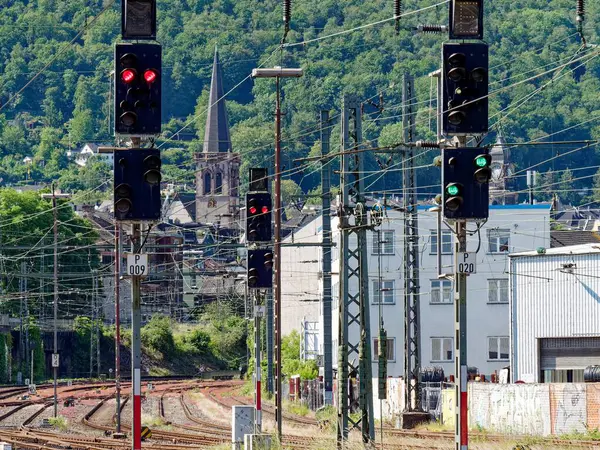 Tren sinyalleri kırmızı ve yeşil gösteriyor. Tren istasyonundan çıkın. Çoklu parçalar.