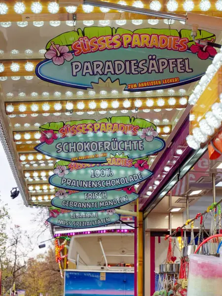 Kavrulmuş badem, çikolata meyveleri ve çok daha fazlası olan Alerheiligenkirmes Fuarı 'nda tabelalar.