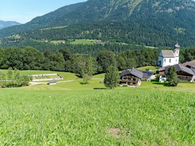 Eski kilise ve mezarlığı olan Wamberg Köyü, Bavyera, Almanya, Garmisch-Partenkirchen