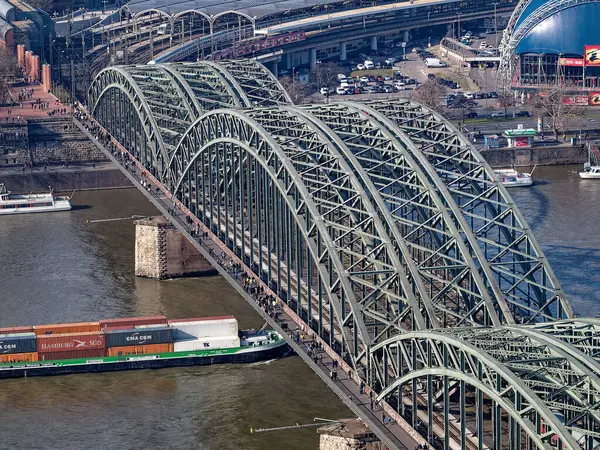 Köln, Almanya - 17 Şubat 2019. Rhine ve Merkez İstasyonu 'ndan Hohenzollern Köprüsü. KoelnTriangle gökdeleninden görüntüle.